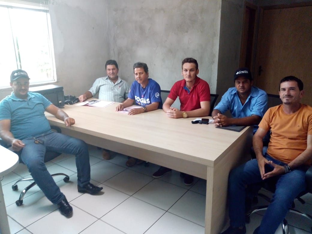 VEREADORES SE REÚNEM COM EMPRESÁRIO DO MUNICÍPIO.   